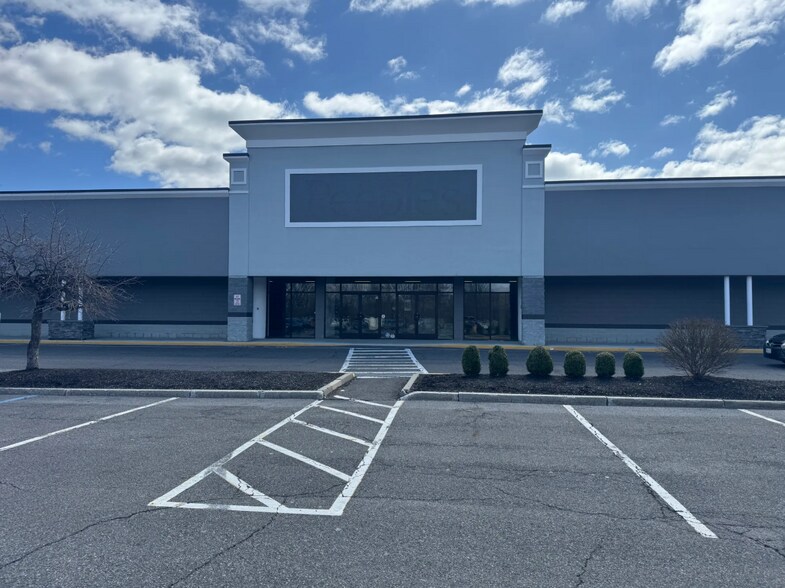 501 Columbia Tpke, Rensselaer, NY à louer - Photo du bâtiment - Image 1 de 13