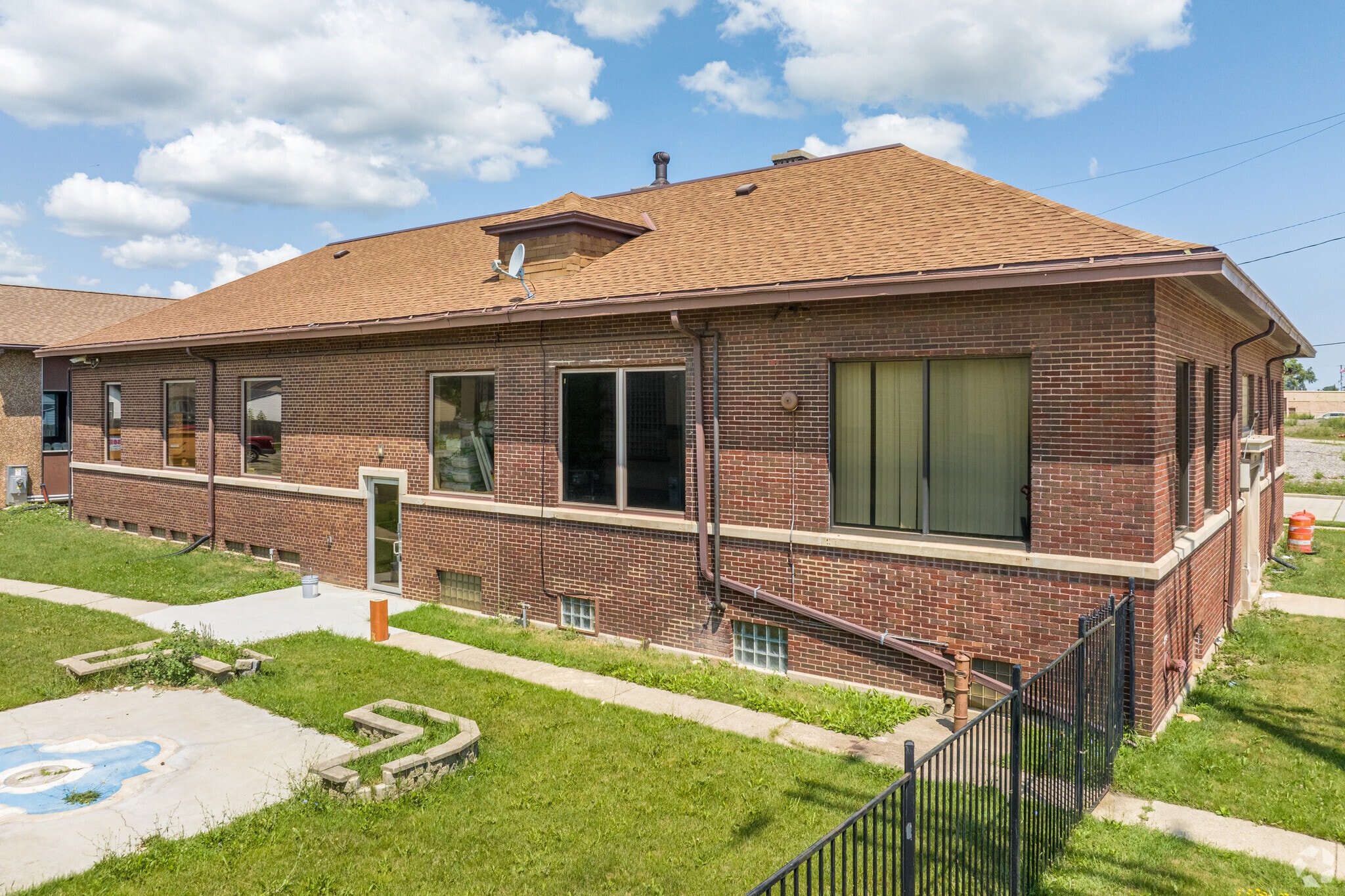 1442 N Memorial Dr, Racine, WI for lease Building Photo- Image 1 of 18