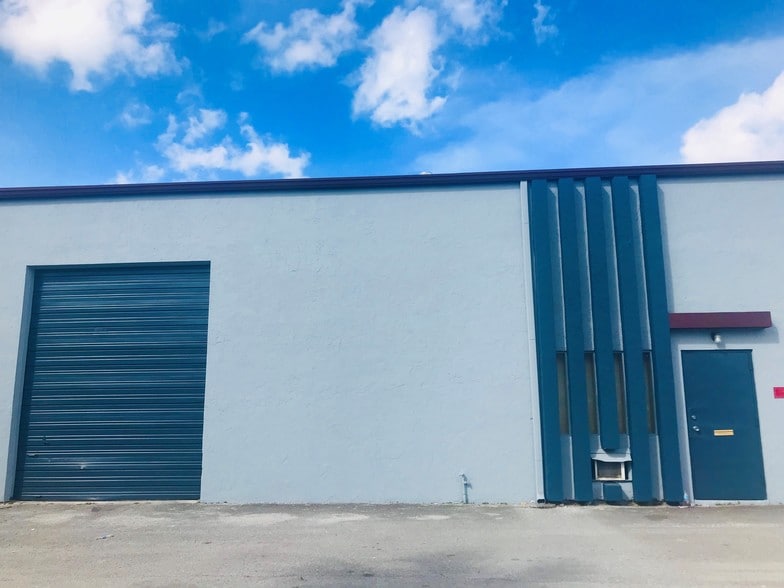 2601-2621 NW 17th Ln, Pompano Beach, FL for lease - Building Photo - Image 2 of 12