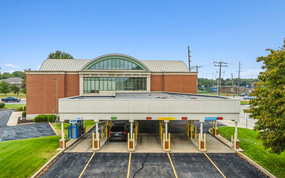2 Carlyle Plaza Dr, Belleville, IL for sale - Building Photo - Image 2 of 5