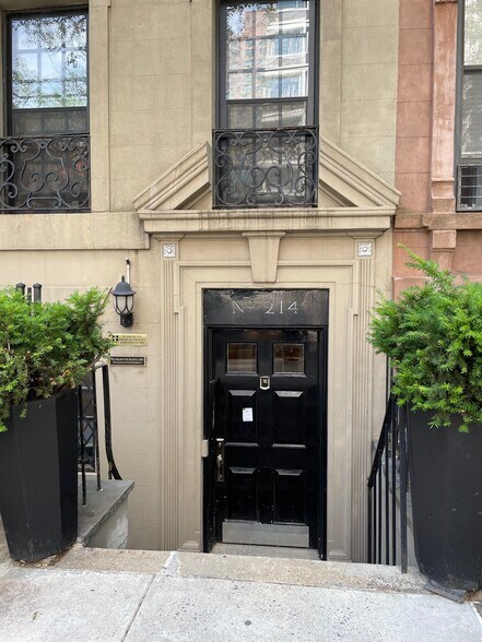 214 E 70th St, New York, NY à vendre - Photo du bâtiment - Image 3 de 6