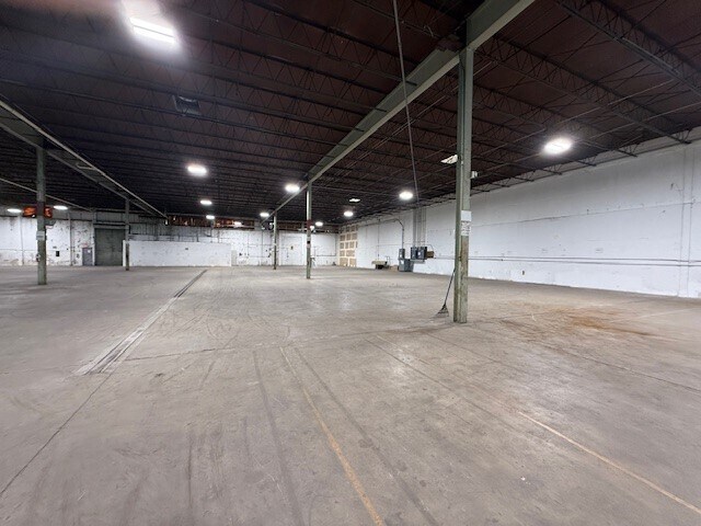 1098-1100 NW 159th Dr, Miami, FL à louer - Photo du bâtiment - Image 2 de 5