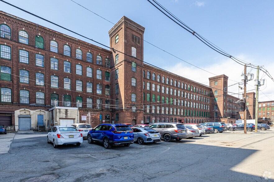 107 Trumbull St, Elizabeth, NJ à louer - Photo du bâtiment - Image 3 de 6