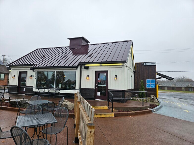 2519 N 1st Ave, Evansville, IN à louer - Photo du bâtiment - Image 2 de 16