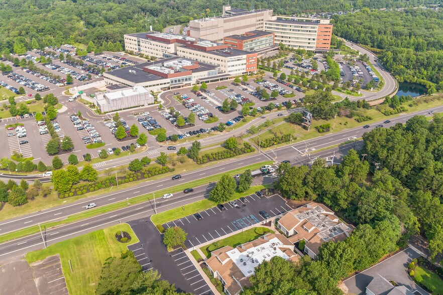 Sturbridge Office Park portefeuille de 2 propriétés à vendre sur LoopNet.ca - Photo du bâtiment - Image 2 de 16