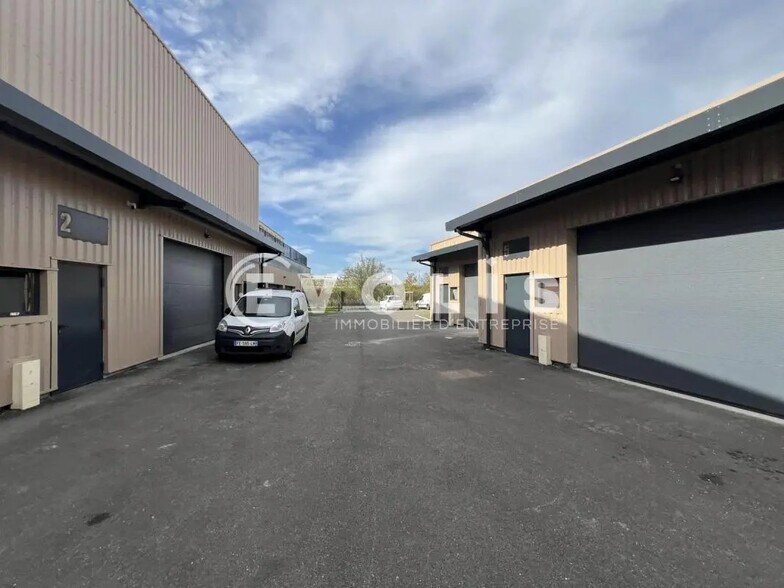 Flex dans Saint-Priest à louer - Photo du bâtiment - Image 2 de 6