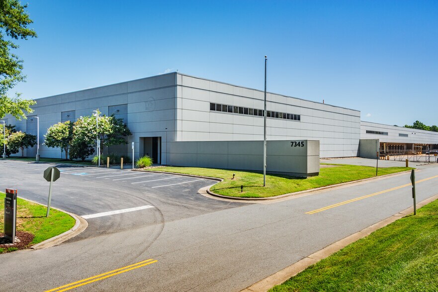 7345 IBM Dr, Charlotte, NC à louer - Photo du bâtiment - Image 1 de 6
