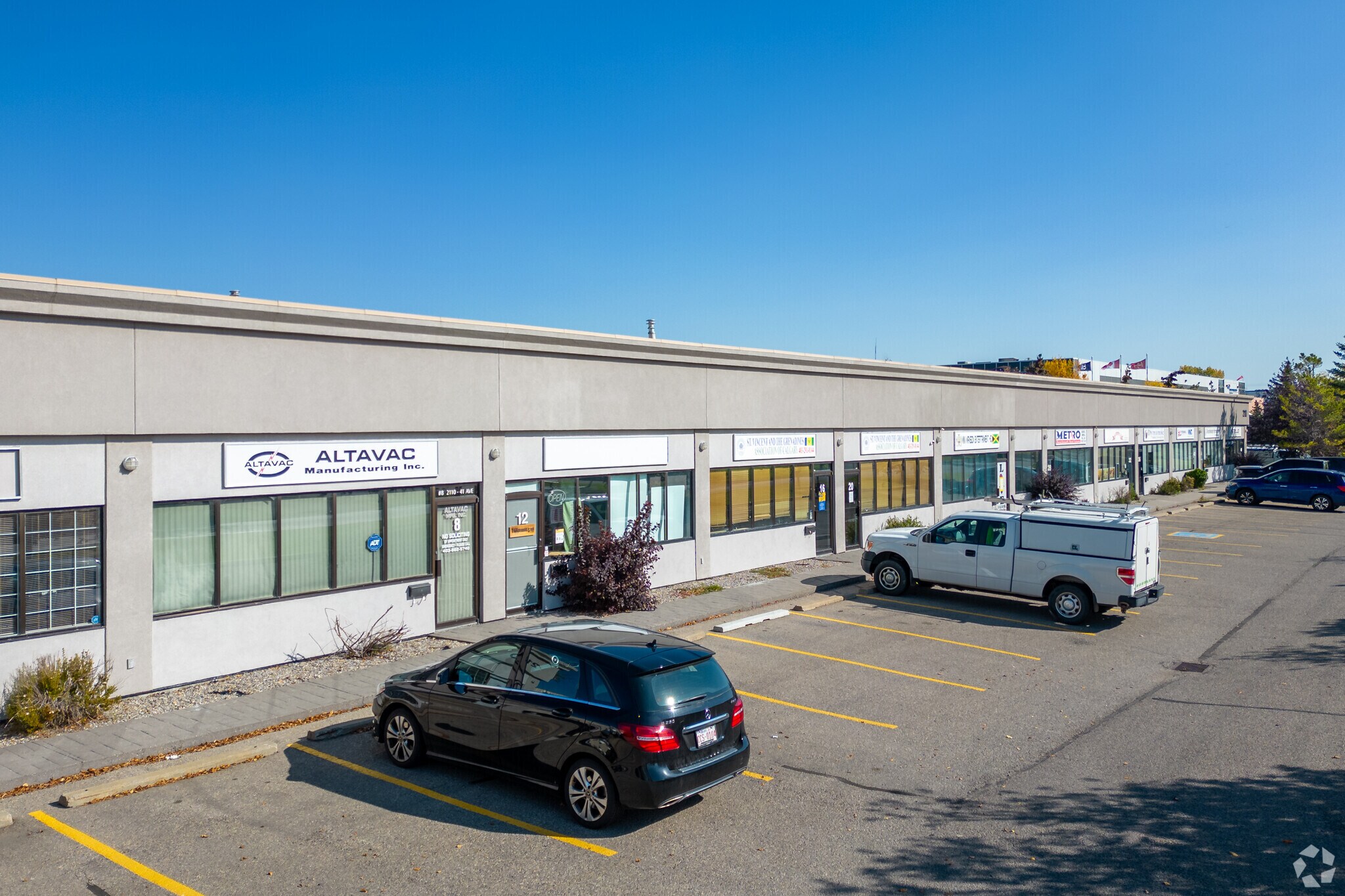 2110 41st Ave NE, Calgary, AB for sale Primary Photo- Image 1 of 1