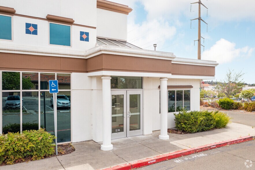 1178 Admiral Callaghan Ln, Vallejo, CA à louer - Photo du bâtiment - Image 3 de 8