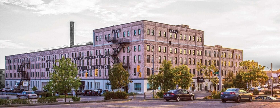121-151 Charles St W, Kitchener, ON à louer - Photo du bâtiment - Image 1 de 13