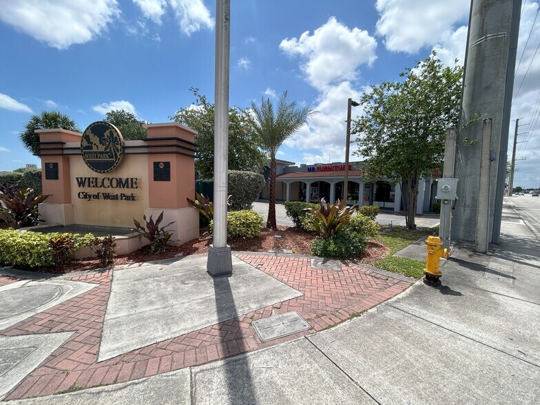 5906-5972 Pembroke Rd, Hollywood, FL à louer - Photo du bâtiment - Image 3 de 6