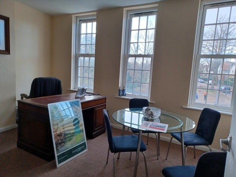 1-9 Howard Park Corner, Letchworth Garden City for sale - Interior Photo - Image 3 of 4