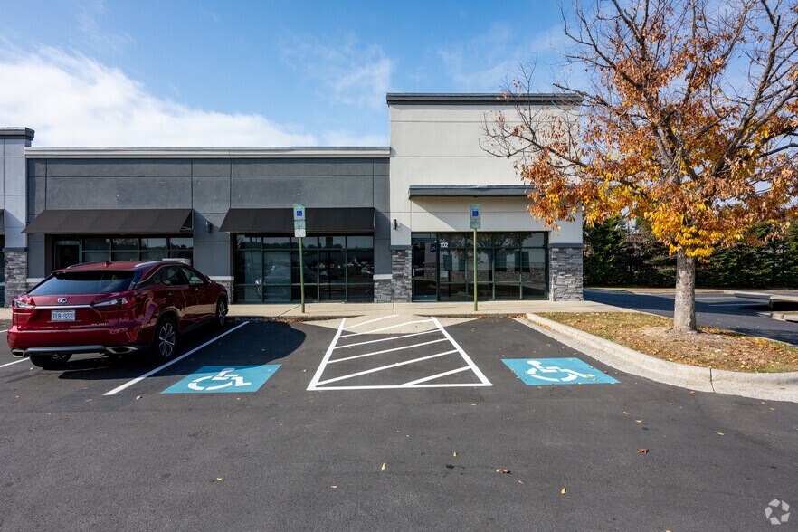 7360 W Friendly Ave, Greensboro, NC à louer - Photo du bâtiment - Image 3 de 20