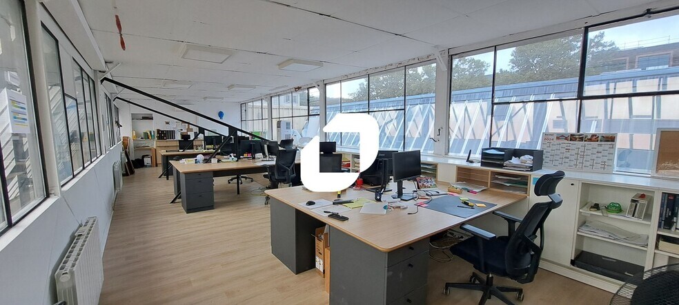 Flex in Pantin for lease - Interior Photo - Image 3 of 7
