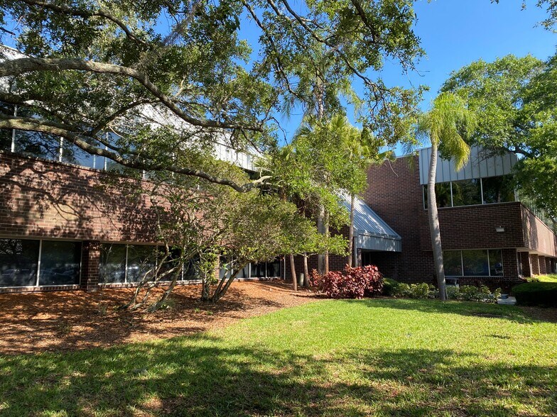 10006 N Dale Mabry Hwy, Tampa, FL à louer - Photo du bâtiment - Image 3 de 16