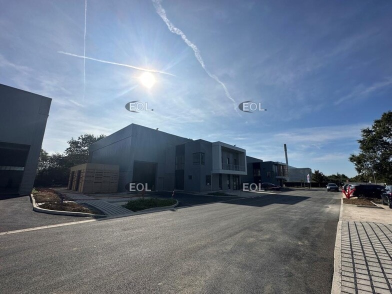 Flex in Chanteloup-en-Brie for lease - Building Photo - Image 2 of 8