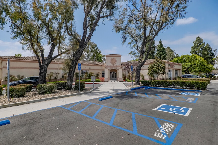 5301 Mission Oaks Blvd, Camarillo, CA à louer - Photo du bâtiment - Image 2 de 4