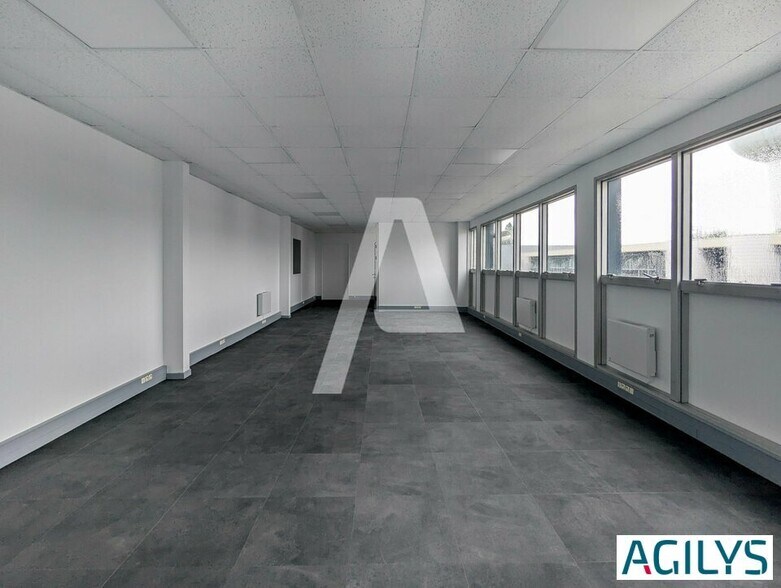 65 Avenue Georges Politzer, Élancourt for lease - Interior Photo - Image 2 of 9