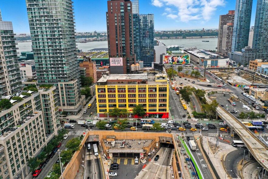 501 10th Ave, New York, NY à louer - Photo du bâtiment - Image 3 de 4