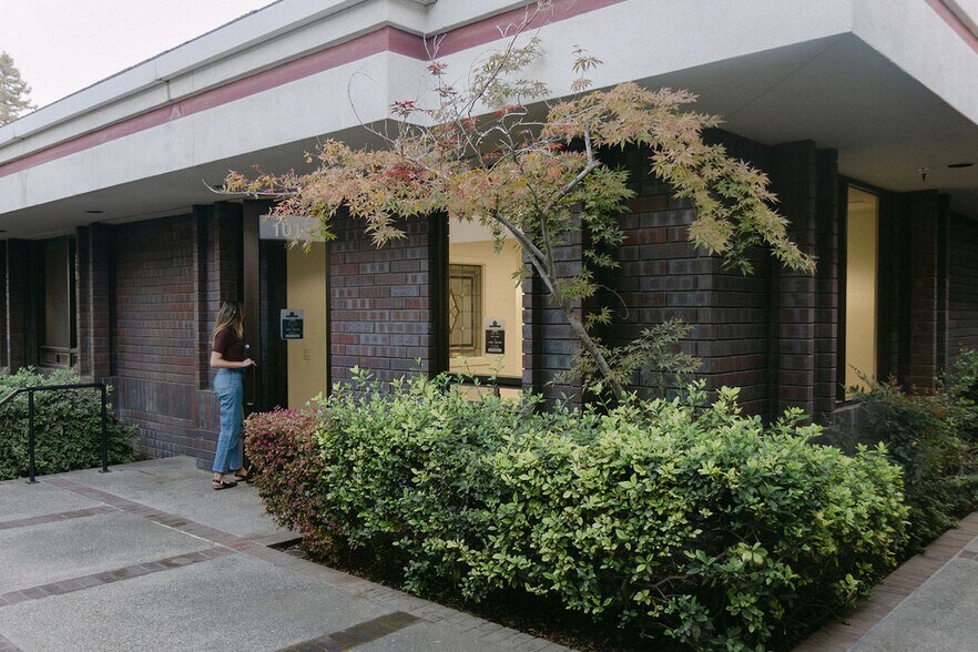 1015 N Demaree Rd, Visalia, CA à louer - Photo du bâtiment - Image 2 de 14