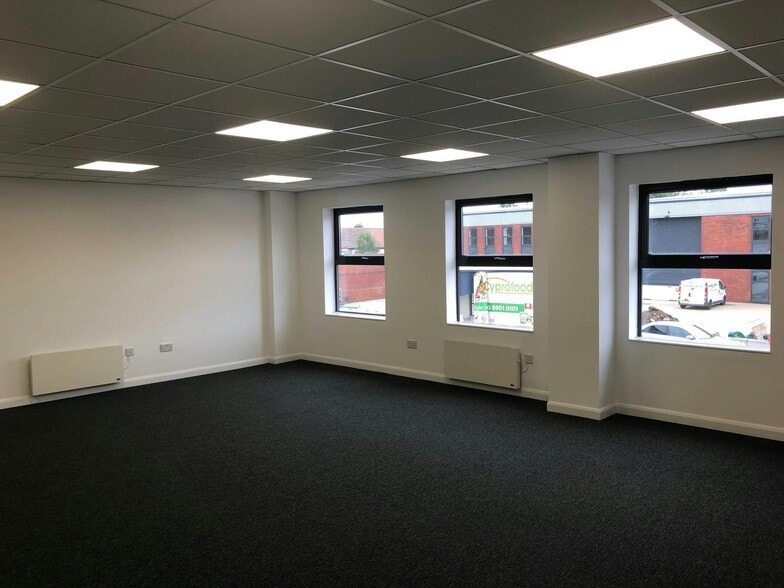 125 Brantwood Rd, London for lease - Building Photo - Image 1 of 3