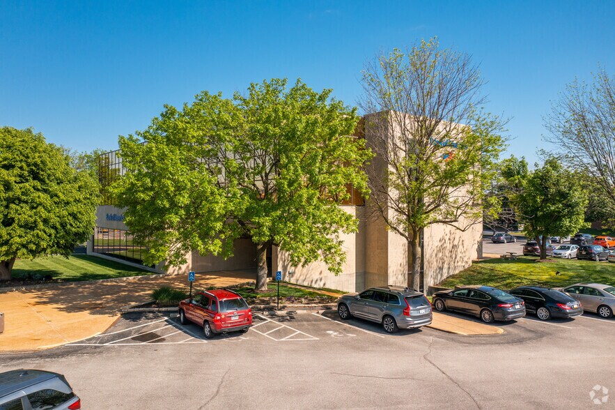2200 Westport Plaza Dr, Saint Louis, MO à louer - Photo du bâtiment - Image 3 de 5