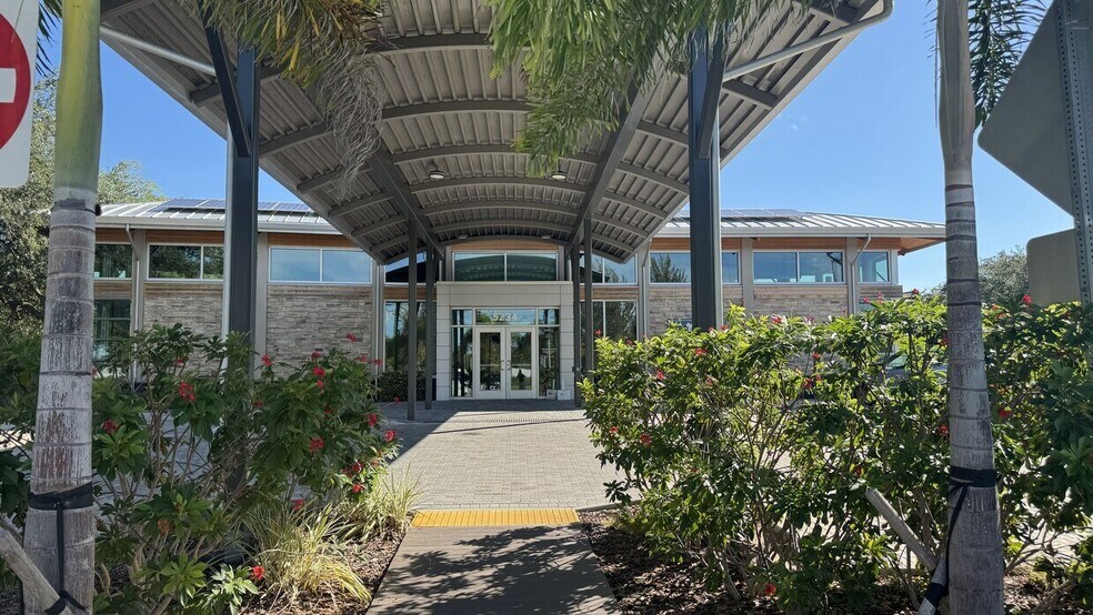 5234 Little Rd, New Port Richey, FL à louer - Photo du bâtiment - Image 1 de 17