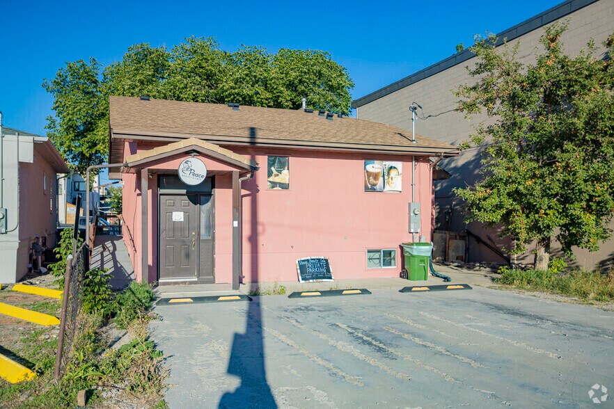 206 8A St NE, Calgary, AB for sale - Building Photo - Image 1 of 1