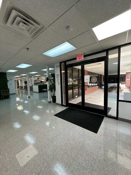 2500 Almeda Ave, Norfolk, VA à louer - Photo du bâtiment - Image 3 de 8