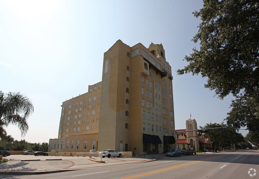 130 S Massachusetts Ave, Lakeland, FL for sale - Primary Photo - Image 1 of 32