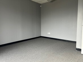 2734 W Kingsley Rd, Garland, TX à louer Photo intérieure- Image 2 de 3