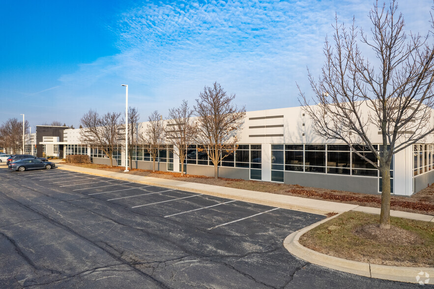 935 National Pky, Schaumburg, IL for lease - Building Photo - Image 1 of 12