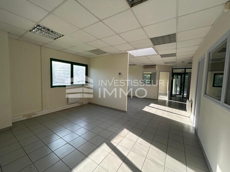 Office in Mitry Mory for lease - Interior Photo - Image 2 of 10