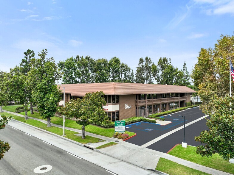 1633 E 4th St, Santa Ana, CA à louer - Photo du bâtiment - Image 2 de 11