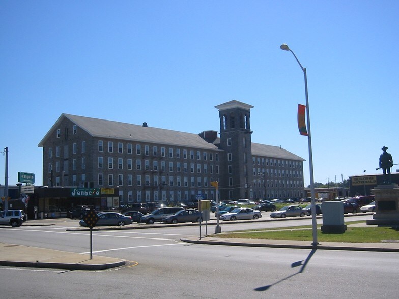 20-88 Front St, Fall River, MA à louer - Photo du bâtiment - Image 2 de 14