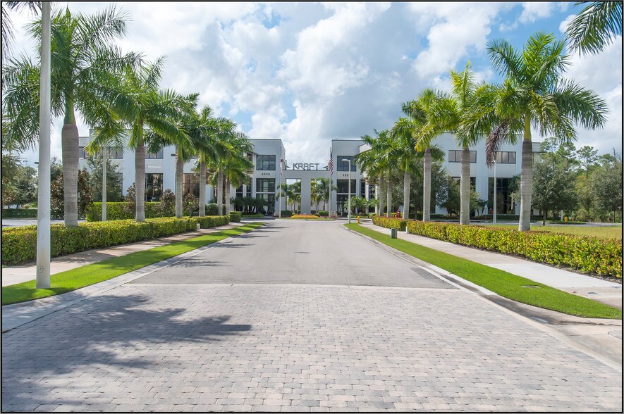 3530 Kraft Rd, Naples, FL à louer - Photo du bâtiment - Image 3 de 11