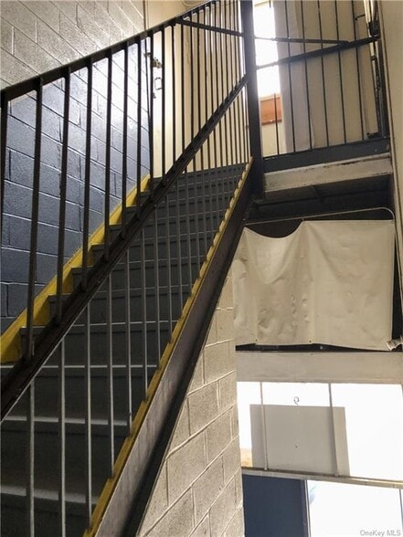 9 N Bond St, Mount Vernon, NY for sale - Interior Photo - Image 3 of 6