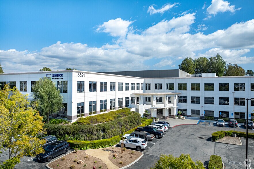 8521 Fallbrook Ave, West Hills, CA à louer - Photo du bâtiment - Image 2 de 6