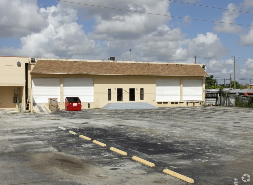 3190 W 15th Ave, Hialeah, FL for lease - Building Photo - Image 2 of 11