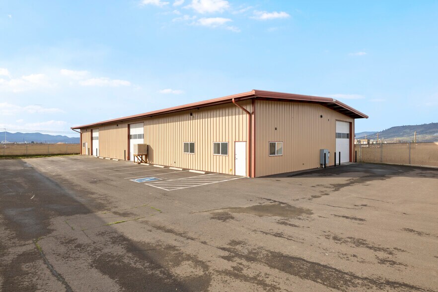 117 Trout Way, Medford, OR à vendre - Photo du bâtiment - Image 3 de 19