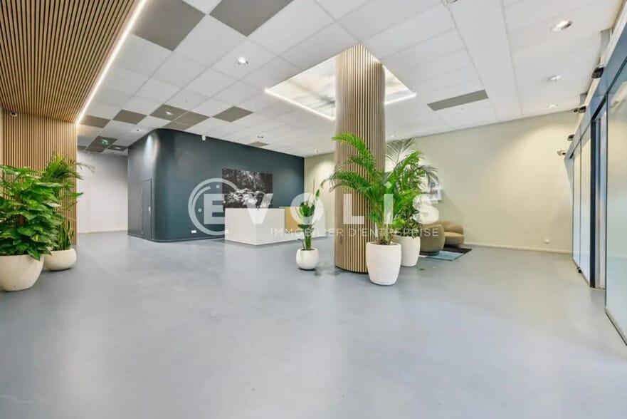 Office in Noisy-le-Grand for lease - Lobby - Image 3 of 9