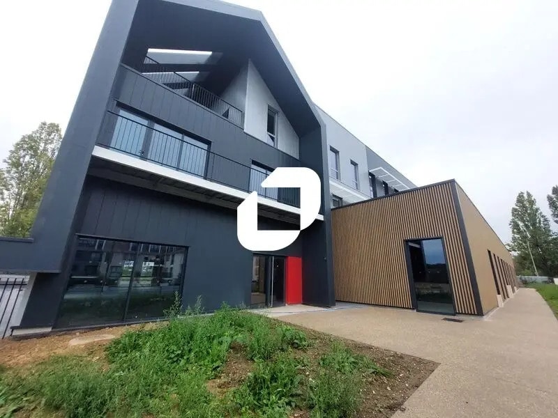 Office in Plaisir for lease Building Photo- Image 1 of 13