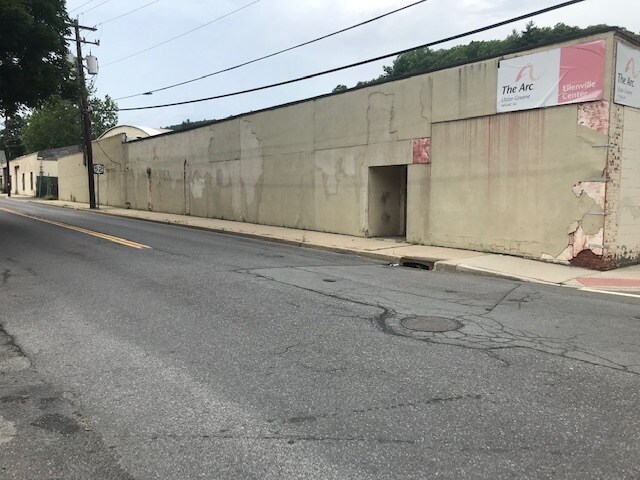 Center Street Stores portefeuille de 2 propriétés à vendre sur LoopNet.ca - Photo principale - Image 2 de 3