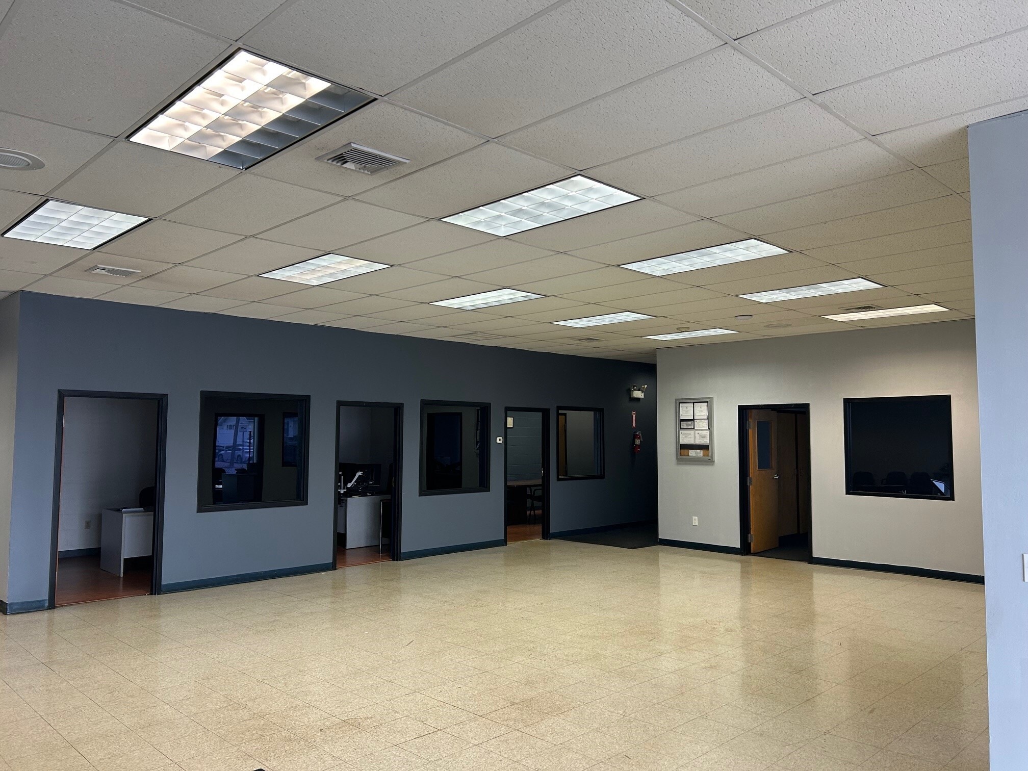 615 Reservoir Ave, Cranston, RI à louer Photo intérieure- Image 1 de 2