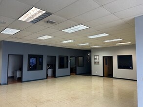 615 Reservoir Ave, Cranston, RI à louer Photo intérieure- Image 1 de 2