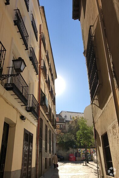 Calle del Almendro, 4, Madrid, Madrid à louer - Photo du bâtiment - Image 3 de 3