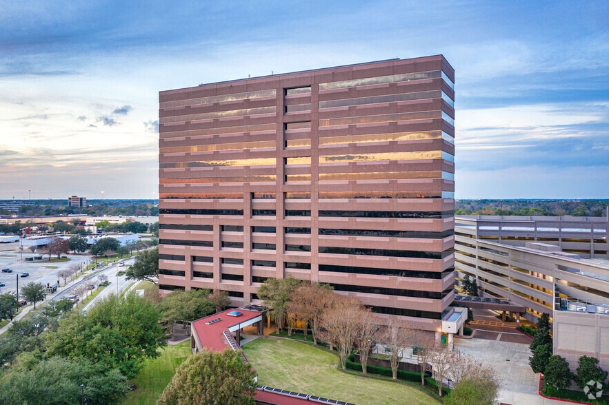 12450 Greenspoint Dr, Houston, TX à louer - Photo du bâtiment - Image 2 de 2