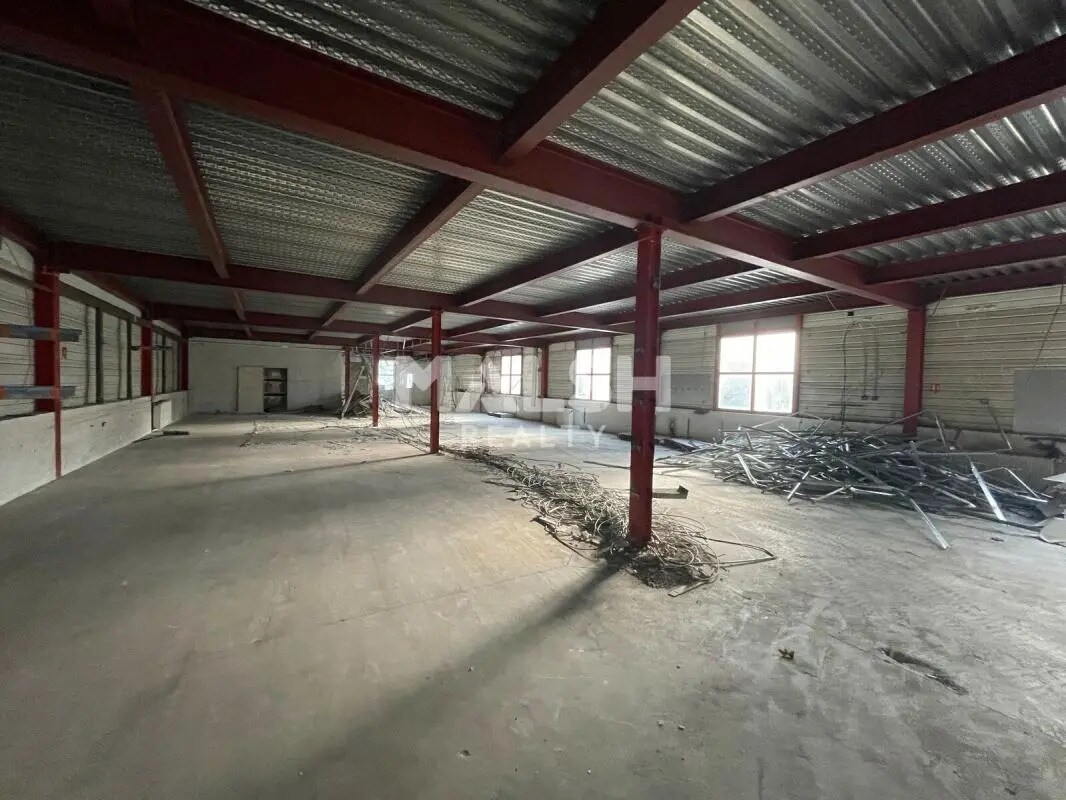 Flex in Fontaines-Saint-Martin for lease Interior Photo- Image 1 of 8