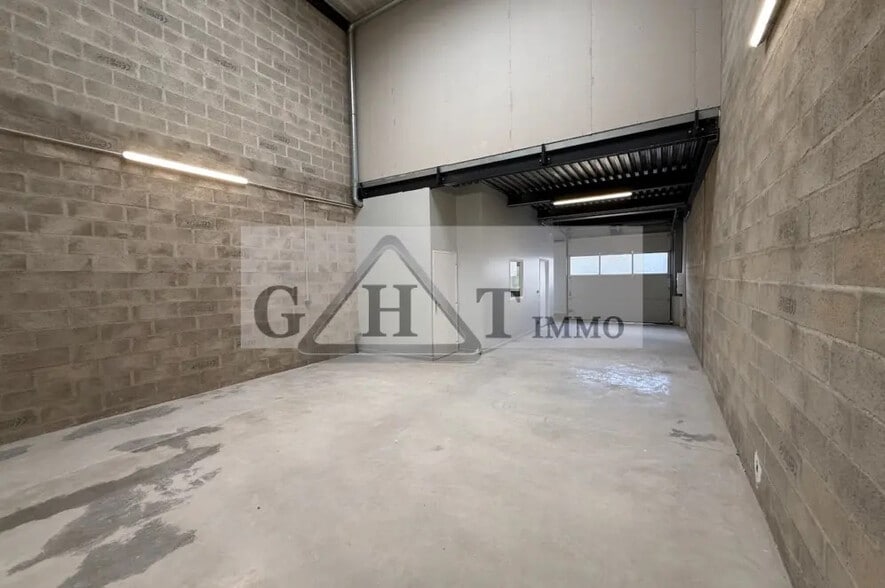 Industriel dans Saint-Pierre-du-Perray à louer - Photo intérieure - Image 1 de 3