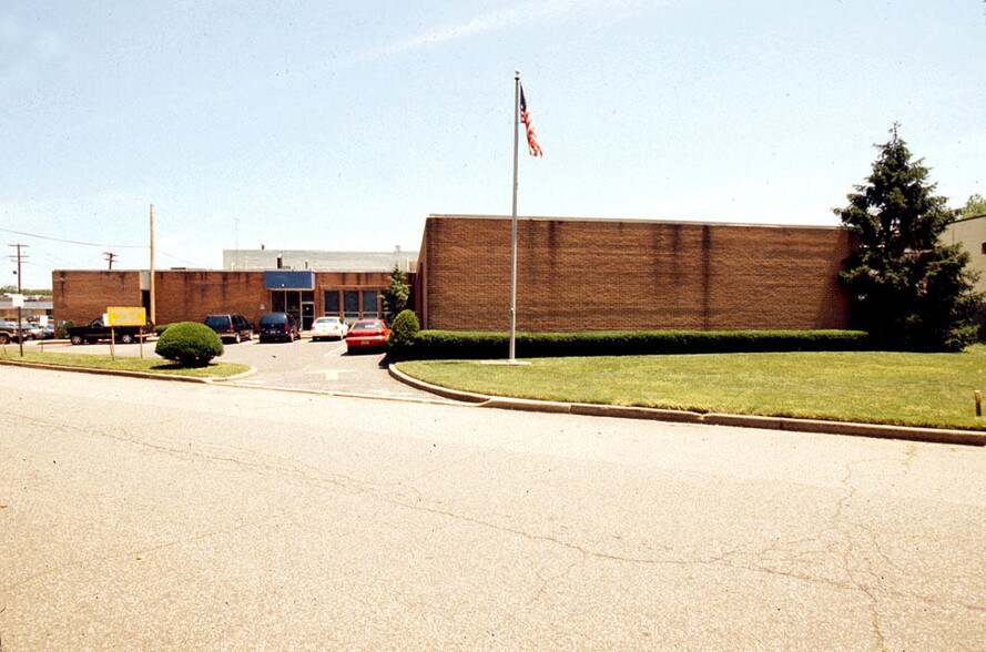 30 Paul Kohner Pl, Elmwood Park, NJ for sale - Building Photo - Image 2 of 6